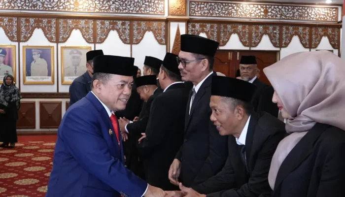 Gubernur Al Haris Lantik Kepala Sekolah dan Pejabat Fungsional, Tekankan Peran Penting Pengembangan SDM