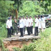 PJ Bupati Muaro Jambi Drs Rd Najmi Meninjau Langsung Jalan Lingkungan Terkena Longsor
