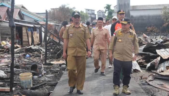 Gubernur Al Haris Berikan Bantuan Sosial untuk Korban Kebakaran di Desa Sungai Itik