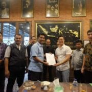 Pj Bupati Serahkan SK Calon Penerima Kegiatan Fasilitasi Pembangunan Kebun Masyarakat