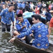 Wako Maulana Wawako Diza Tinjau dan Berikan Bantuan bagi Korban Terdampak Banjir