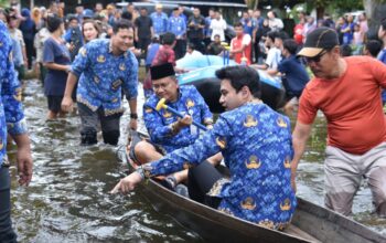 Wako Maulana Wawako Diza Tinjau dan Berikan Bantuan bagi Korban Terdampak Banjir