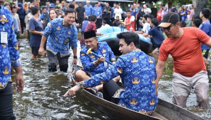 Wako Maulana Wawako Diza Tinjau dan Berikan Bantuan bagi Korban Terdampak Banjir