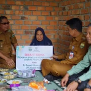 Pj Bupati Muaro Jambi Tinjau dan Serahkan Bantuan Bedah Rumah