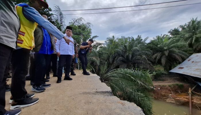 Gubernur Jambi Al Haris Tinjau Jalan Amblas di Lintas Sumatera Jambi-Sumbar