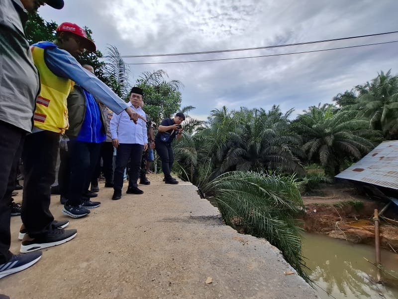 Gubernur Jambi, Al Haris, meninjau lokasi jalan lintas Sumatera yang amblas di Desa Sirih Sekapur, Kabupaten Bungo, pada Jumat (7/3/2025).
