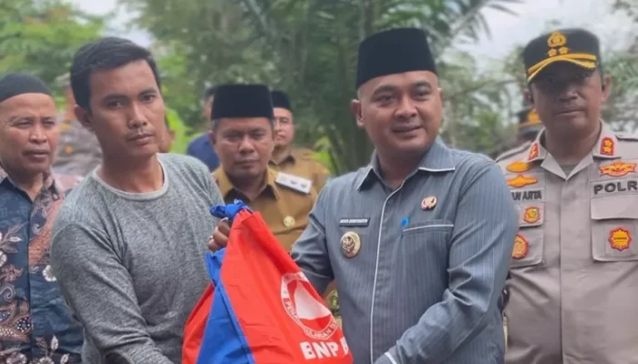 Banjir Meluas di Kabupaten Tebo, Bupati Agus Rubiyanto Salurkan Bantuan ke Korban Terdampak