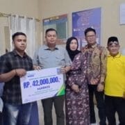 Kemas Faried Berikan Santunan BPJS Ketenagakerjaan kepada Ketua RT di Kota Jambi