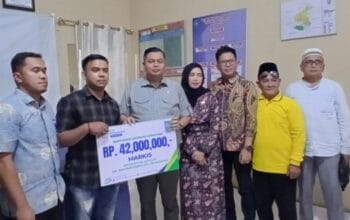 Kemas Faried Berikan Santunan BPJS Ketenagakerjaan kepada Ketua RT di Kota Jambi