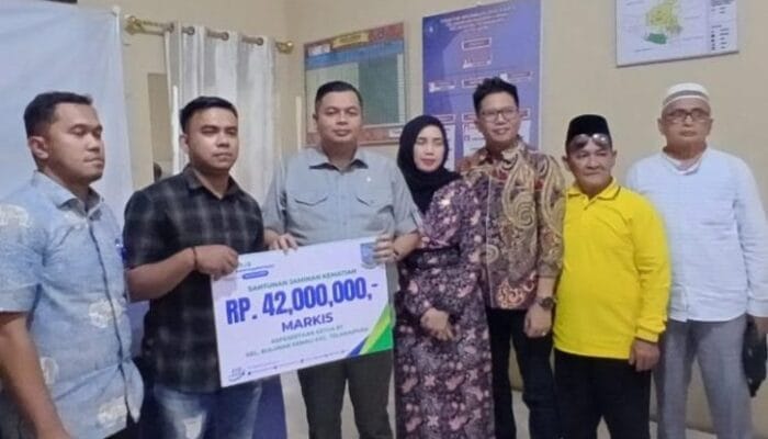 Kemas Faried Berikan Santunan BPJS Ketenagakerjaan kepada Ketua RT di Kota Jambi