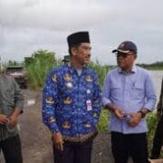 Pj Bupati Muaro Jambi Raden Najmi Tinjau Jalan Putus di Taman Rajo