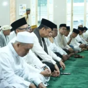 Bupati BBS Sholat Idul Adha 1446 H Bersama Warga Teluk Raya di Masjid Daarul Hikmah